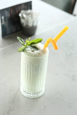 Türk Ayran içmek veya Kefir / ayran yoğurt ile yapılan.