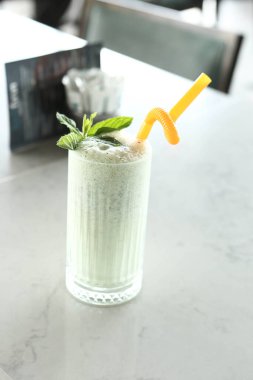 Türk Ayran içmek veya Kefir / ayran yoğurt ile yapılan.