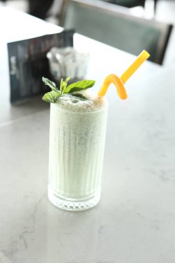 Türk Ayran içmek veya Kefir / ayran yoğurt ile yapılan.