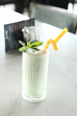 Türk Ayran içmek veya Kefir / ayran yoğurt ile yapılan.