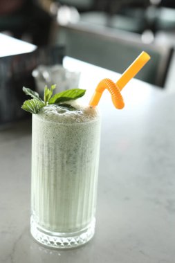 Türk Ayran içmek veya Kefir / ayran yoğurt ile yapılan.