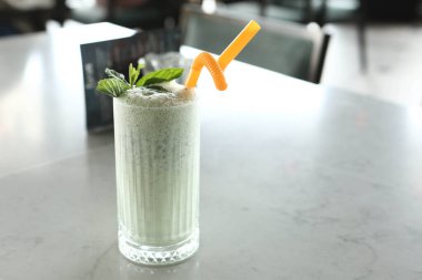 Türk Ayran içmek veya Kefir / ayran yoğurt ile yapılan.