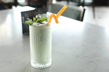 Türk Ayran içmek veya Kefir / ayran yoğurt ile yapılan.