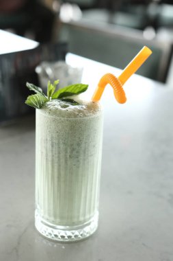 Türk Ayran içmek veya Kefir / ayran yoğurt ile yapılan.