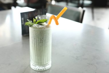 Türk Ayran içmek veya Kefir / ayran yoğurt ile yapılan.