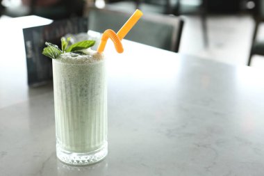 Türk Ayran içmek veya Kefir / ayran yoğurt ile yapılan.