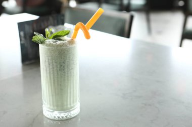 Türk Ayran içmek veya Kefir / ayran yoğurt ile yapılan.