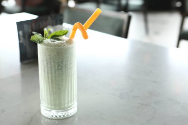 Türk Ayran içmek veya Kefir / ayran yoğurt ile yapılan.