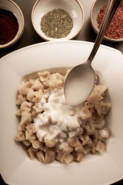 Türk mantı manlama plaka üzerinde