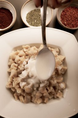 Türk mantı manlama plaka üzerinde