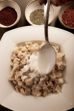 Türk mantı manlama plaka üzerinde