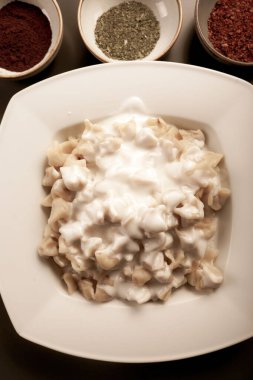 Türk mantı manlama plaka üzerinde