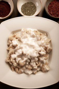 Türk mantı manlama plaka üzerinde