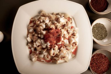 Türk mantı manlama plaka üzerinde