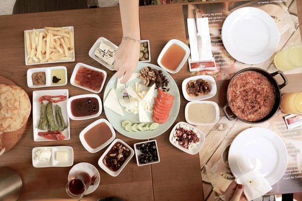 Reichhaltiges Und Köstliches Türkisches Frühstück — Stockfoto