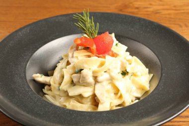 Lezzetli soslu lezzetli klasik İtalyan makarnası..