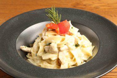 Lezzetli soslu lezzetli klasik İtalyan makarnası..