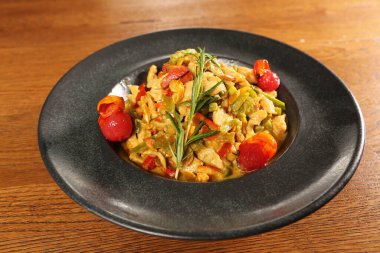 Lezzetli soslu lezzetli klasik İtalyan makarnası..