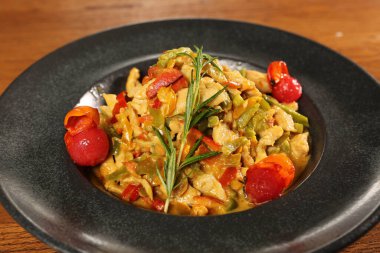 Lezzetli soslu lezzetli klasik İtalyan makarnası..