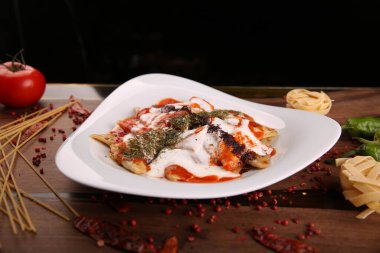 Lezzetli soslu lezzetli klasik İtalyan makarnası..