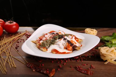 Lezzetli soslu lezzetli klasik İtalyan makarnası..