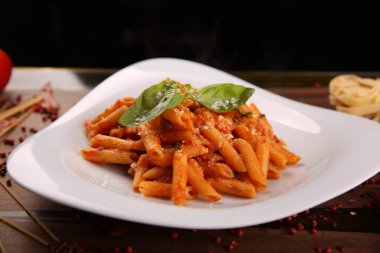 Lezzetli soslu lezzetli klasik İtalyan makarnası..