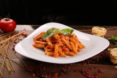 Lezzetli soslu lezzetli klasik İtalyan makarnası..