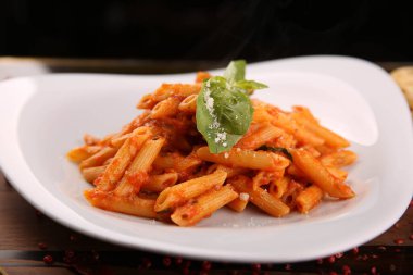 Lezzetli soslu lezzetli klasik İtalyan makarnası..