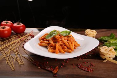 Lezzetli soslu lezzetli klasik İtalyan makarnası..