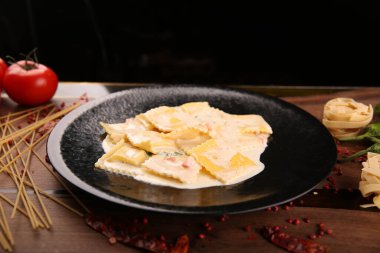 Lezzetli soslu lezzetli klasik İtalyan makarnası..