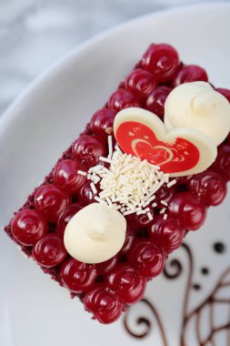 Masada lezzetli bir pasta var.