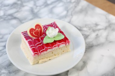 Masada lezzetli bir pasta var.