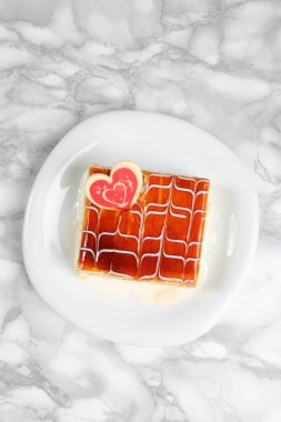 Masada lezzetli bir pasta var.