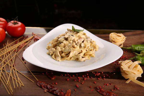 Saboroso Apetecível Macarrão Italiano Clássico Com Delicioso Molho — Fotografia de Stock