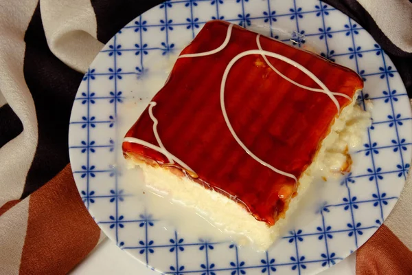 Tafel Mit Leckerem Kuchen Auf Dem Tisch — Stockfoto