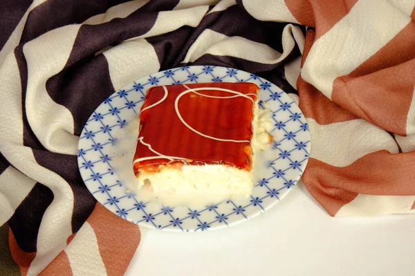 Plateau Avec Délicieux Gâteau Sur Table — Photo