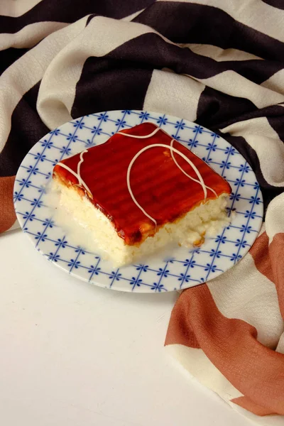 Tafel Mit Leckerem Kuchen Auf Dem Tisch — Stockfoto