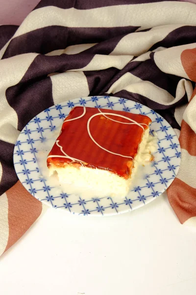 Tafel Mit Leckerem Kuchen Auf Dem Tisch — Stockfoto