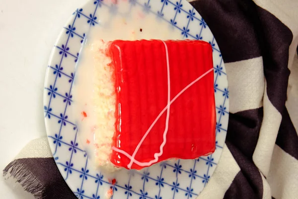 Tafel Mit Leckerem Kuchen Auf Dem Tisch — Stockfoto