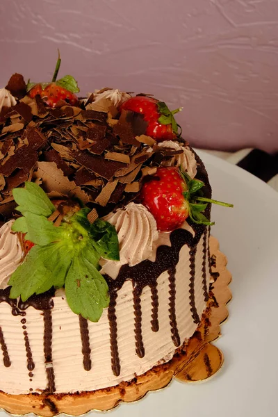 Masada lezzetli bir pasta var.