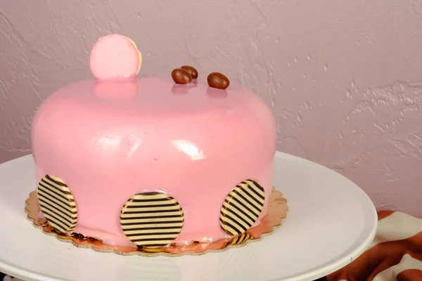 Tabuleiro Com Delicioso Bolo Mesa — Fotografia de Stock