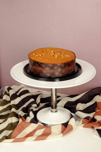 Junta Con Delicioso Pastel Mesa — Foto de Stock