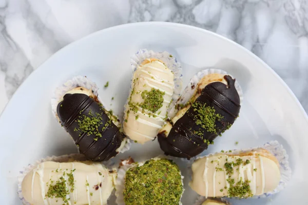 Tabuleiro Com Delicioso Bolo Mesa — Fotografia de Stock