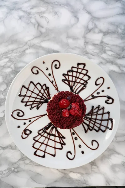 Plateau Avec Délicieux Gâteau Sur Table — Photo