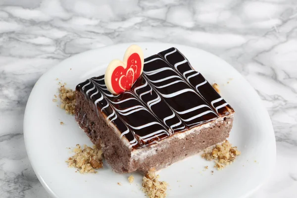 Tabuleiro Com Delicioso Bolo Mesa — Fotografia de Stock