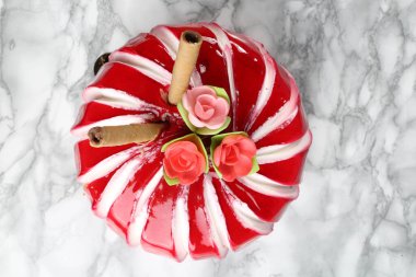 Masada lezzetli bir pasta var.