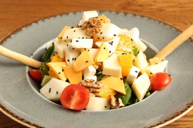 Taze salata tabağı ile karışık yeşillik