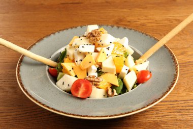 Taze salata tabağı ile karışık yeşillik