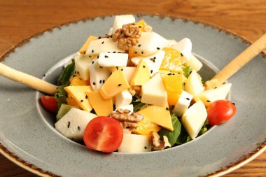 Taze salata tabağı ile karışık yeşillik