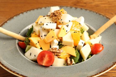 Taze salata tabağı ile karışık yeşillik